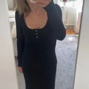 Svart lång klänning med slits  - Aldrig använt, är jätte fin men passar inte min stil. Skriv privat om ni vill ha fler bilder.