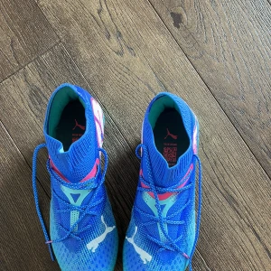 Dam fotbollsskor - Helt nya och oanvända puma future 7 skor. Nypris 2700 kr. Kvitto finns att få med