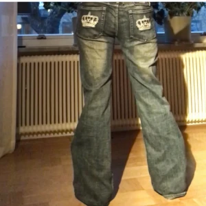 Victoria beckham jeans - Säljer ett par snygga victoria beckham jeans som är lowwaisted bootcut! två första bilderna är från förra ägaren💞 Bra skick förutom lite slitet vid ena hälen (sista bilden) Säljer då de var för stora för mig! innerbenslängd 80cm och midjemått tvärs över 45cm!💞