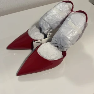 Snygga skor - Säljer helt nya röda klackarsandaler Storlek 38  