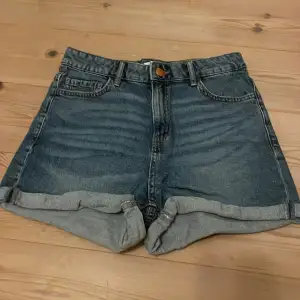 Säljer ett par snygga jeansshorts från Lindex. De är i en klassisk blå denimfärg och har en bekväm passform med upprullade ben. Perfekta för sommardagar! 🏖️