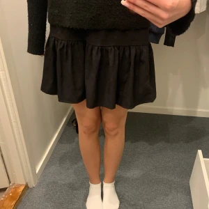 Svart volang kjol  - Superfin och skön svart kjol. Använd max 5 gånger! Inga defekter. Storlek XS men passar även S. Skriv vid funderingar!🩷💗💖