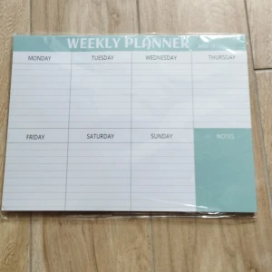 Weekly Planner  - A4 Papper Weekly Planners/Veckoplanering. Mycket användbar. Ungefär 50 sidor, alltså funkar till ett helt år! Nyligen köpt 2 paket men behövde bara ett, därför säljs detta. Original pris: 60 kronor. 