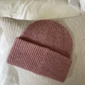 Rosa mössa  - En mörkrosa gosig mössa från weekday. I stort sett oanvänd 🩷