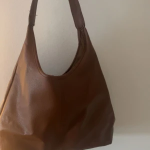 Väska  - Jätte fin väska, men har nyligen köpt en ny väska så använder inte den längre 