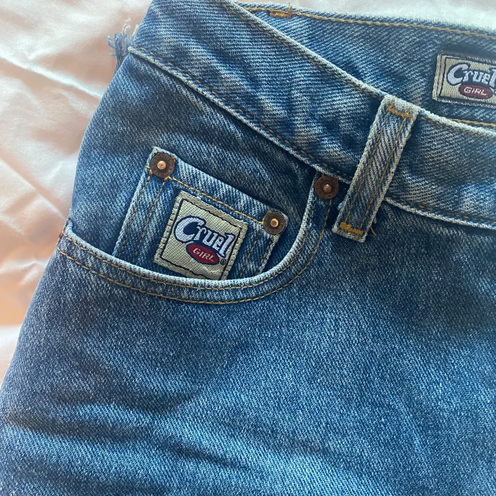 Vintage denim jeans, super cute tags with a little scuffing near the butt. I am 179 and the jeans are past ankle length. Size on jeans is 3, fits like a US 26. Jeans & Byxor.