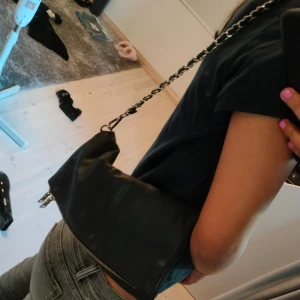 Zalando väska  - Zalando väska i nyskick. Jätte fin och nypris 349 ca. Långa bandet fattas.