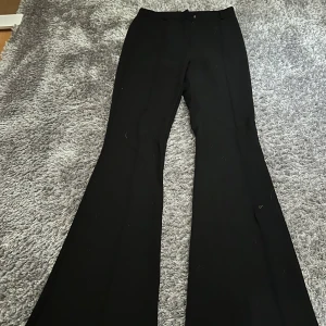 Utsvängda kostymbyxor  - Jättesnygga utsvängda svarta kostymbyxor som är uppsydda att passa mig (jag är 168cm). Säljer eftersom jag har flera liknande. Ganska smala runt låren.