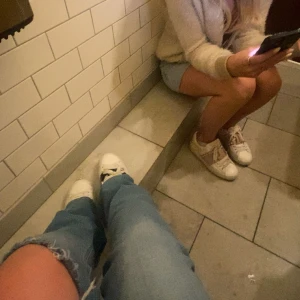 VALENTINO SKOR - Svarta valentinos i bra skick! Liten sliten undersida men verkligen inget man tänker på. Tillhör ett par extra skosnören, box dustbag osv. 