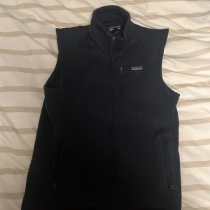 Patagonia väst - Säljer nu min patagonia fleece väst. En trendig och riktig skön väst. Skick:9/10. Skriv vid minsta fråga eller fundering🙋