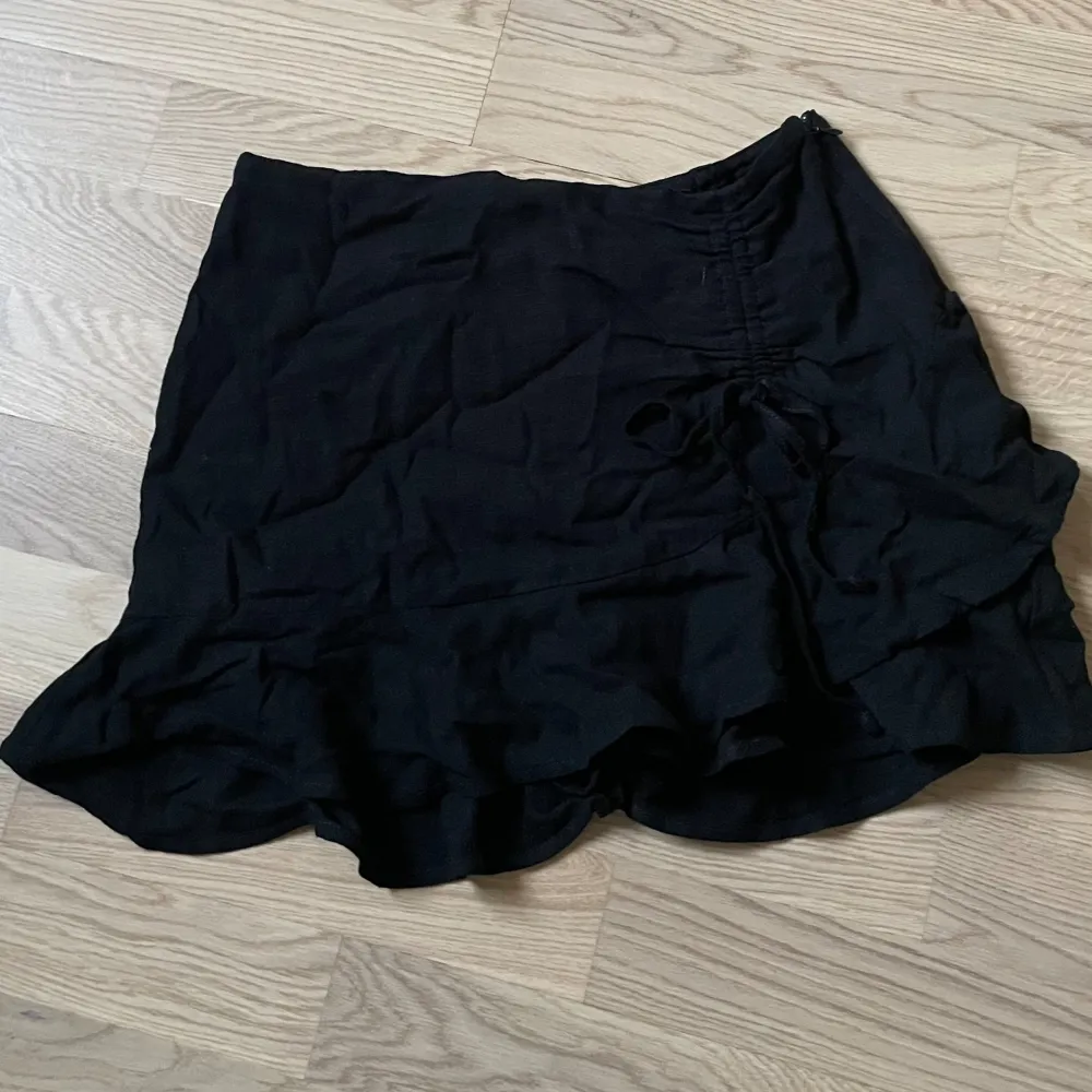 Säljer den här kjolen med insydda shorts eftersom jag aldrig använder den.💗. Kjolar.