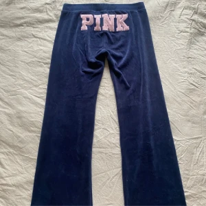 Victoria secret pink - Pink byxor från Victoria secret säljer för dem är inte den längden jag gillar att ha i byxor. Passar folk som brukar ha 36 eller 38