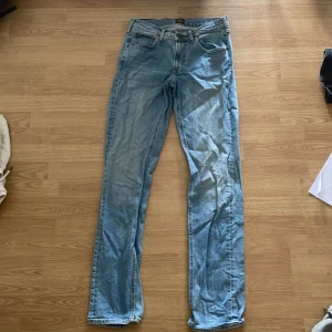 Lee Jeans - Säljer min Lee Darren Zip Flys jeans då den är för liten för mig. Jeansen är fortfarande i bra skick men ena inre framfickan är grön. Hör av er vid minsta frågan!