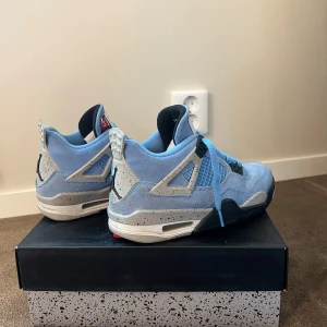 Jordan 4 ”University blue”   - Intresse koll på mina Jordan 4 i modellen university blue. De är använda väldigt varsamt och är i väldigt bra skick! Säljer då jag inte får användning av de. Kvitto finns. Hör av er om ni är intresserade! 