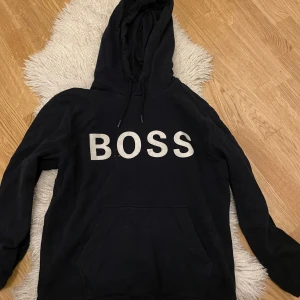 Hugo Boss hoodie - en svart Hugo Boss hoodie i nyskick, vid fler frågor tveka inte att höra av er