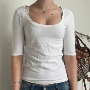 Vit topp med trekvartsärm - Vit t-shirt med trekvartsärm. Skriv för fler bilder eller frågor💓