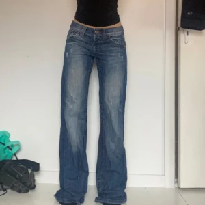 gina jeans  - Jättefina lågmidjade jeans från Gina tricots gamla modeller som tyvärr är för långa på mig. Storleken är w27.  Innerbenslängd: ca 85 cm. Midjemått mätt rakt över: 40 cm.