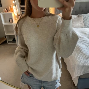 Stickad tröja - Säljer denna mysiga stickade tröja från Pull&Bear💕
