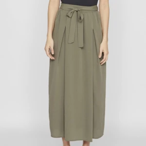 Långkjol - Ej använd och prislappen sitter kvar. ☺️ kjolen har en slits på sidan. Köpt på Vila för 380 kr.