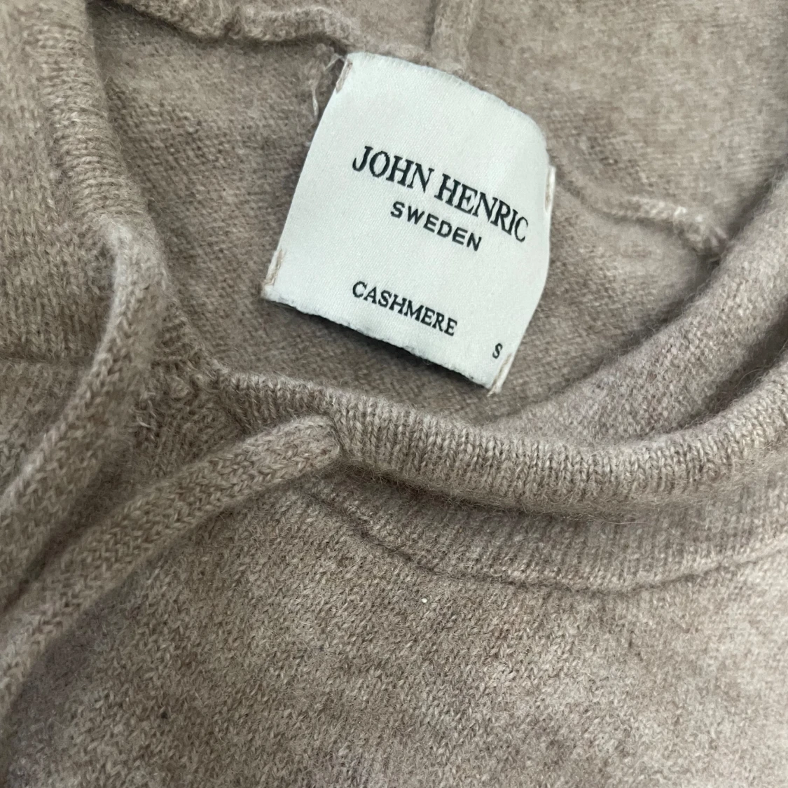 Beige kashmir hoodie från John Henric - 90