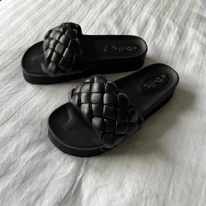 Tofflor - Jättefina tofflor som är köpta på Ullared. Helt oanvända. Storlek 39 men funkar till 38 också 