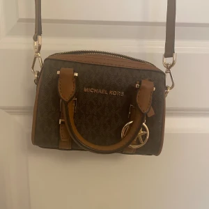 Liten mk väska - En jättefin liten väska från Michael kors, den är liten men man rymmer det nödvändigaste🩷 nypris låg på ungefär 2500 kr