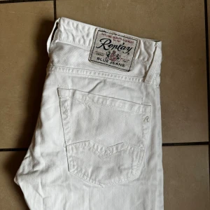 Replay jeans - Tjena! säljer ett par replay jeans i modellen ”Waitom” de är i storlek 31/32 och skicket är mycket bra!