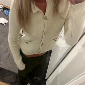 Kofta - Säljer denna superfina kofta ifrån zara då jag inte fått användning av den. Koftan är i nyskick endast använd 1 gång. Nypris 399 kr mitt pris 200 kr 