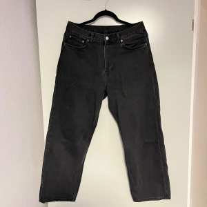 Weekday svarta jeans - Använda en handfull gånger, storlek 29/30