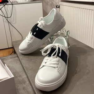 Vita sneakers från Valentino Garavani - Säljer ett par A kopier som jag aldrig använt inga skador riktigt värt köparen betalar skatt 