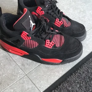 Jordan 4s - Röda och svarta Jordan 4s. Säljer för dom inte kmr till användning.