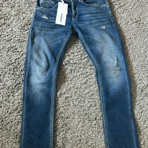 Dondup jeans med slitningar  - Säljer nu dessa aldrig används Dondup jeans med slitningar. Köpta från Cettire för 3200 kr, så 1299 är en riktig steal. Säljer dem för att de var för små.