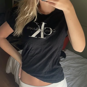 Calvin Klein t-shirt - T-shirt från Calvin klein💅Märket har skrapats bort lite men annars bra kvalitet💕