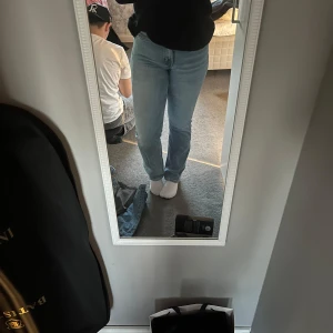 Blå jeans från Weekday - Säljer ett par snygga blå jeans från Weekday i modellen Twig Mid Straight. Ganska låga i midjan å en rak modell. Säljer pga garderobrensning 🩷