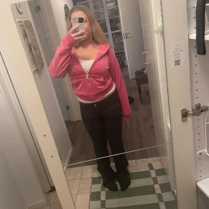 Rosa kofta från Juicy Couture - Säljer en snygg rosa kofta från Juicy Coutue. Den har en croppad passform och långa ärmar. Skicket är som nytt🌸 Hör av dig vid intresse! 💖