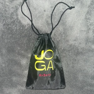 Vita benskydd från Joga - Säljer ett par vita benskydd från Joga, perfekta för fotbollsträningen. De kommer med en praktisk svart förvaringspåse med dragsko. Benskydden är helt oanvända och har inga defekter. Perfekt för dig som känner sig lite för klumpig under träning!