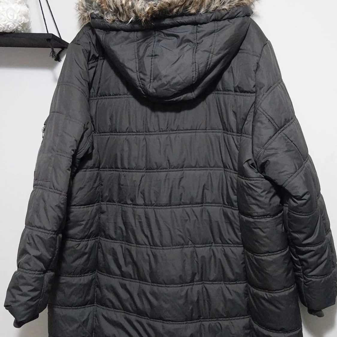 Svart quiltad dunjacka med fuskpäls - 1