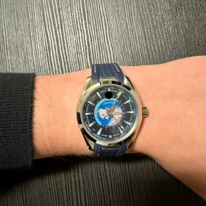 Seamaster Aqua Terra Steel & Blue 43mm GMT Worldtimer - Seamaster Aqua Terra Steel & Blue 43mm GMT Worldtimer  Extremt schyst klocka med time reserve på minst 48h. Inköpt för 1800kr, men behöver lite snabba pengar pga flytt så släpper den för 1000kr jämnt.   Frågor? Hör av dig!
