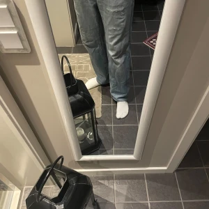 Baggy Nudie Jeans - As balla Nudie Jeans i en baggy design som inte finns nånstans längre! Hål är egenfjort med en sydd lapp innanför passar allt mellan 176-184 då det är de jag haft dem mellan, uppskattar seriösa bud, inga billiga byxor nya så är rätt strikt med pris