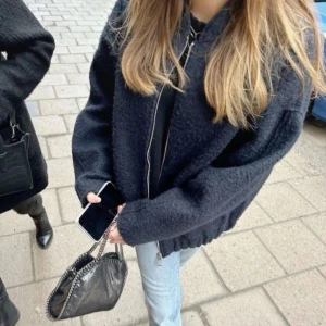 Blå bomberjacka från Zara - Bomberjacka från Zara. Den är i storlek xs-s men lite overzised i storleken. Dragkedjan strular eller är trasig, har inte försökt fixa den så mycket men går säkert att fixa. Hör av er vid funderingar😊