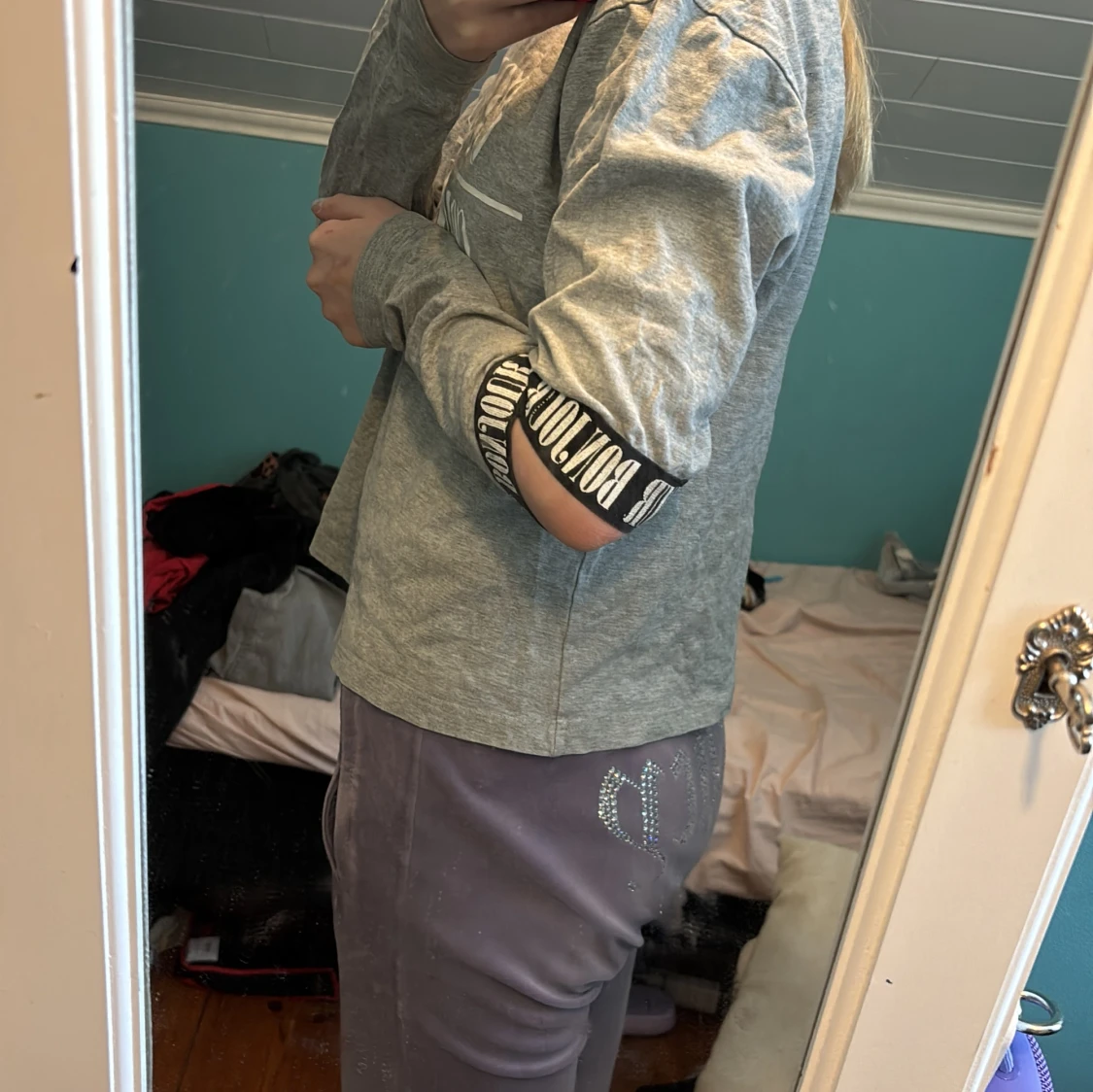 Grå långärmad tröja med text - 2