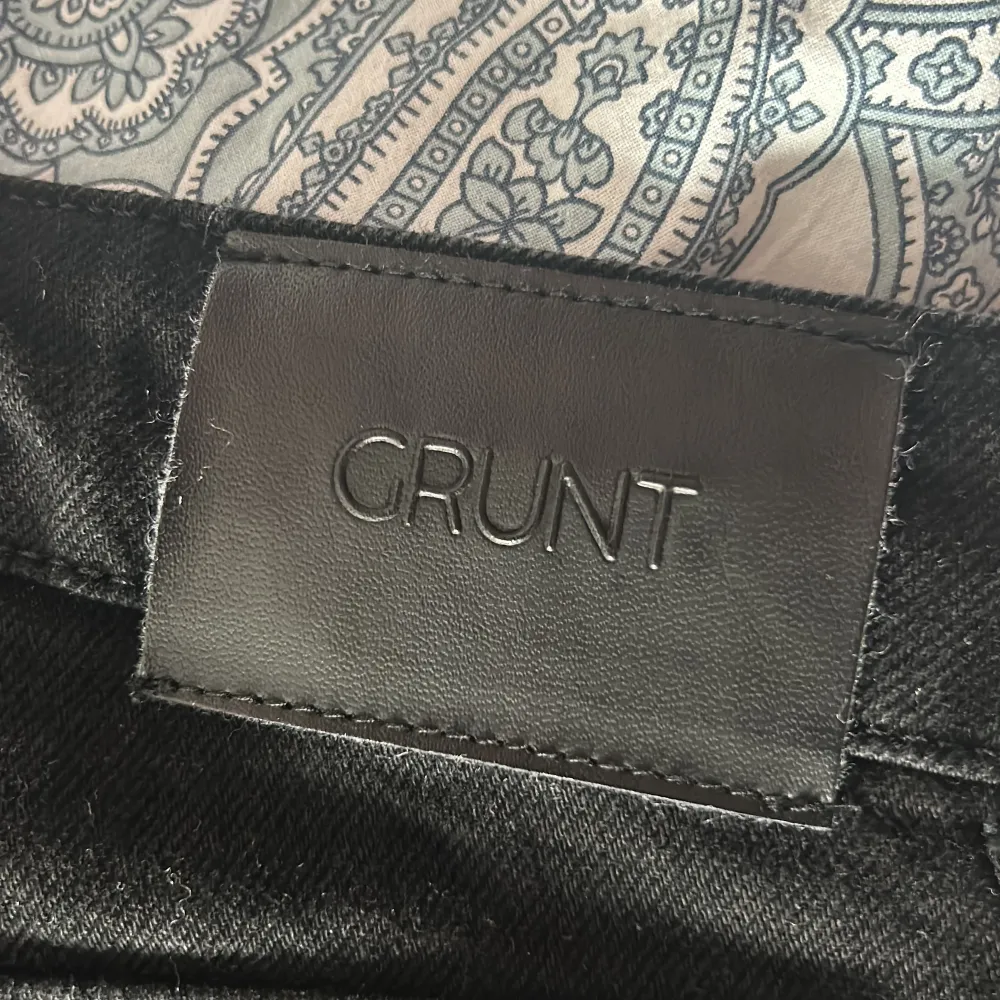 Snygga svarta jeans från Grunt i en klassisk design. De har en rak passform och är tillverkade i ekologiskt material. Perfekta för en stilren look.. Farkut & Housut.