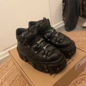 New rock TANK - Ett par as feta NEW ROCK                      M-TANK106-C2 i size 44 dom är knappt använda och är nästan som nya förutom att undersulan har några täcken på användning. Priset kan diskuteras vid snabb affär och ställ gärna frågor och fler bilder kan fixas.