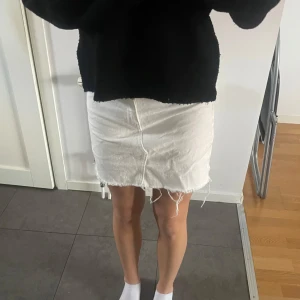Vit jeanskjol - Snygg vit jeanskjol använd fåtal gånger!💖