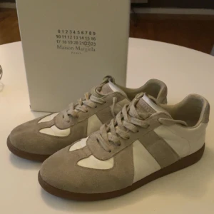 Maison margiela gats - Storlek 44 cond 7/10 box ingår, Bara att höra av dig om du har några frågor mm OBS priset är ej hugget i sten!