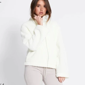 Vit teddyjacka  - Vit teddyjacka från lager157 i storlek S. Den är endast testad och har prislappen kvar. 