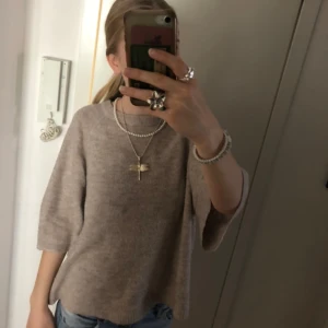 Beige stickad tröja från Lager 157💗 - Beige stickad tröja från lager 157, Väl använd och ganska nopprig men det är ingenting man tänker på💗 Köpt för 150 kr💕