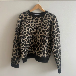 Leopard tröja - Säljer en snygg leopard tröja, då den inte passar. Tröjan har en mjuk och mysig känsla. Den har svarta muddar vid ärmslut och nederkant. Tröjan är har tecken på användning, men de är inget man tänker på✨✨