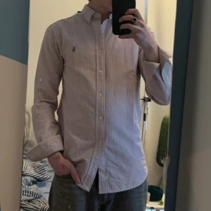 Polo Ralph Lauren Skjorta - Slim fit - Polo Ralph Lauren Skjorta | Storlek S men passar mer som M! | Köpt på NK under julen för ca 1 500kr | Skick 9/10, knappt använd.