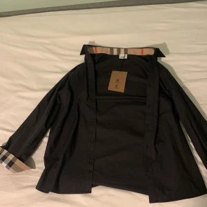 Burberry skjorta  - Tja säljer min burberry skjorta pga för stor och har ingen användning till den, köpte den för 2499 och har bara varit hemma o skräpat, skriv till mig om ni har några frågor, kan sänka på priset kanske 😊 